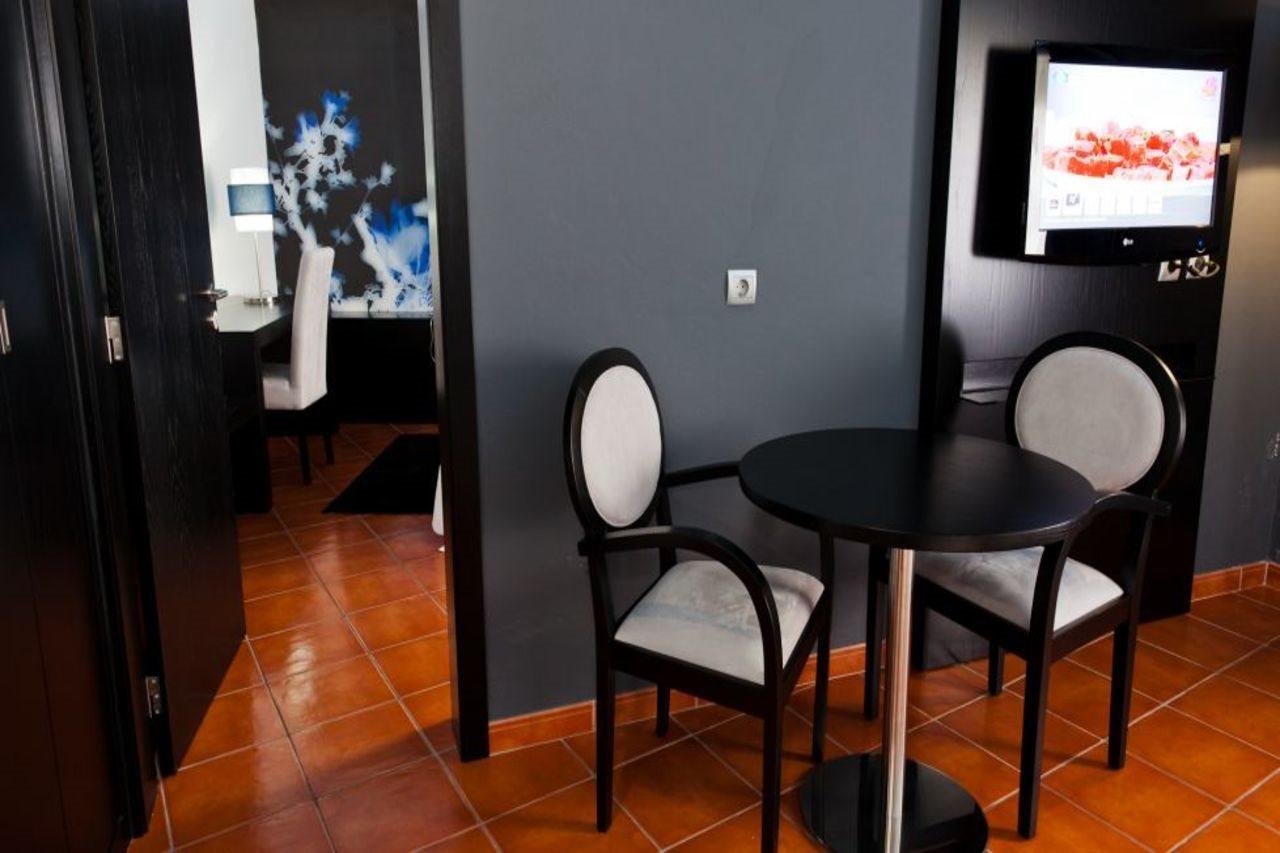 Hotel Teresinha Praia da Vitoria ภายนอก รูปภาพ